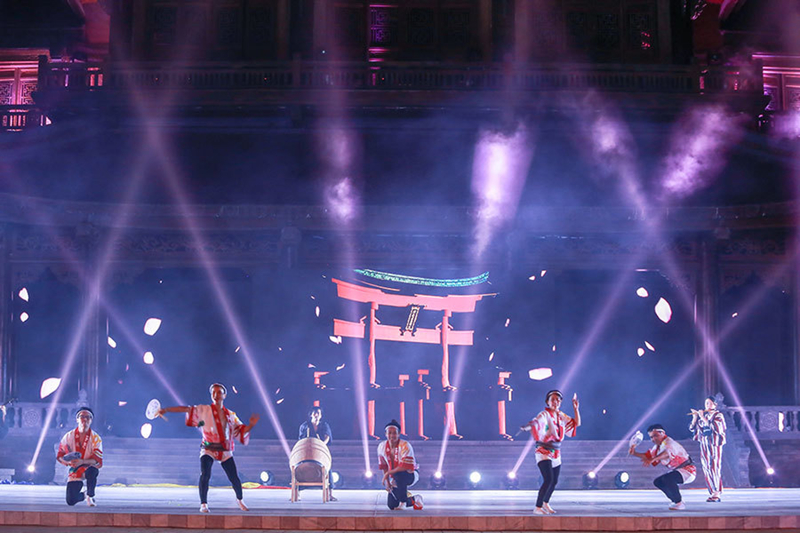 Tiết mục múa Awa Odori và các nhạc cụ do đoàn nghệ sĩ Nhật Bản - KINARI biểu diễn. Điệu múa “Awa Odori” truyền thống thể hiện tinh thần của đất nước võ sĩ đạo theo nhịp điệu của samisen, trống, chuông và sáo.