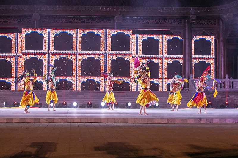 Điệu múa Cham Bhutan - một điệu nhảy truyền thống gắn liền với văn hóa Phật giáo. Các vũ công đeo mặt nạ và nhảy múa trên nền nhạc truyền thống được chơi bởi các nhà sư. Điệu Cham thường được biểu diễn trong những lễ hội lớn nhất tại Bhutan và có ý nghĩa mang lại sự thanh tịnh cho tâm hồn.