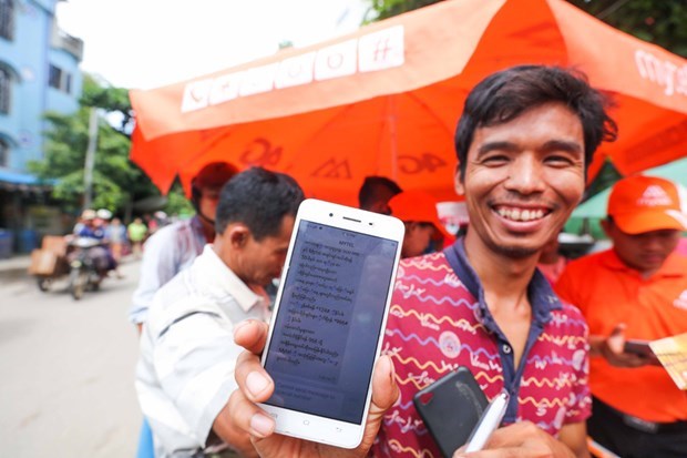 A Myanmar man begins using Mytel's servives (Source: Viettel)