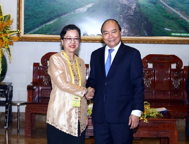 Prime Minister Nguyen Xuan Phuc (R) meets with UN Under-Secretary-General and UNESCAP Executive Secretary Armida Salsiah Alisjahbana in Ha Nam province on May 12 (Photo: VNA)