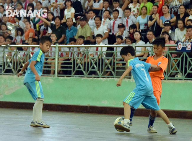 Với tiêu chí “sạch - đẹp”, các trận đấu của giải Bóng đá TN-NĐ Báo Đà Nẵng đã tạo được một sân chơi lành mạnh cho các em học sinh vào mỗi dịp hè. Ảnh: ANH VŨ