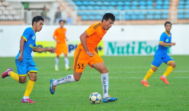 Đỗ Merlo (orange shirt) had a busy day for Đà Nẵng. — Photo webthethao.vn Read more at http://vietnamnews.vn/sports/519832/shb-da-nang-defeat-sanna-khanh-hoa-bvn.html#phy6bkFKOtwVB5gW.99