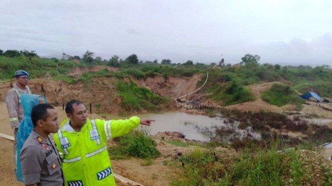 At the scene of the collapse (Source: Banjarmasinpost)