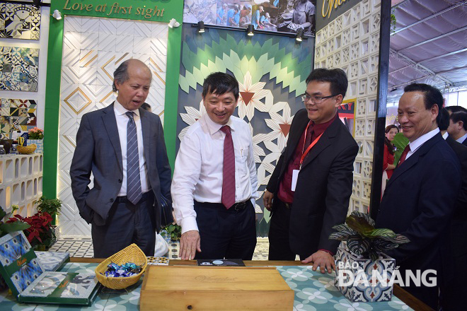 Phó Chủ tịch thường trực UBND thành phố Đặng Việt Dũng cùng Ban tổ chức đi tham quan một số gian hàng trưng bày tại triển lãm.