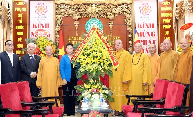 Chủ tịch Quốc hội Nguyễn Thị Kim Ngân tặng hoa và quà lưu niệm cho Hòa thượng Thích Thanh Nhiễu và Giáo hội Phật giáo Việt Nam. Ảnh: Trọng Đức/TTXVN