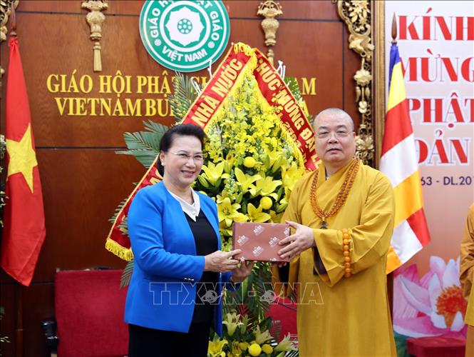 Chủ tịch Quốc hội Nguyễn Thị Kim Ngân tặng hoa và quà lưu niệm cho Hòa thượng Thích Thanh Nhiễu và Giáo hội Phật giáo Việt Nam. Ảnh: Trọng Đức/TTXVN