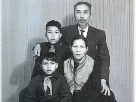Học giả Phan Khôi cùng gia đình. Ảnh tư liệu gia đình