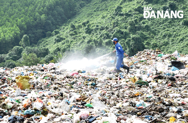Tiếp tục sử dụng khu vực bãi rác Khánh Sơn hiện tại; tiến hành đầu tư, nâng cấp trở thành khu liên hiệp xử lý chất thải rắn của thành phố. Ảnh: HOÀNG HIỆP