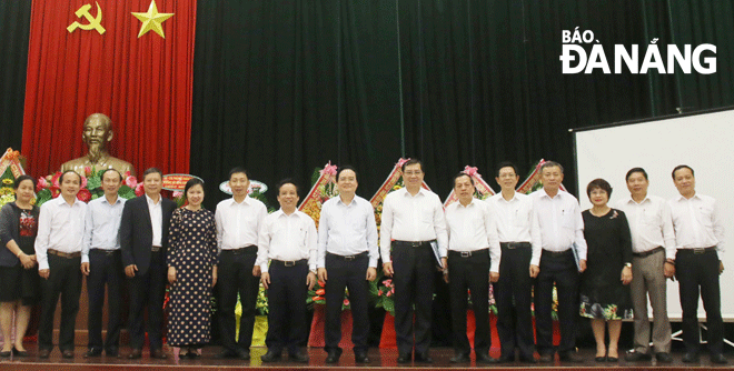 Chủ tịch UBND thành phố Huỳnh Đức Thơ (thứ 7, phải sang) tại buổi làm việc của Bộ trưởng Bộ Giáo dục và Đào tạo với cán bộ chủ chốt của Đại học Đà Nẵng.