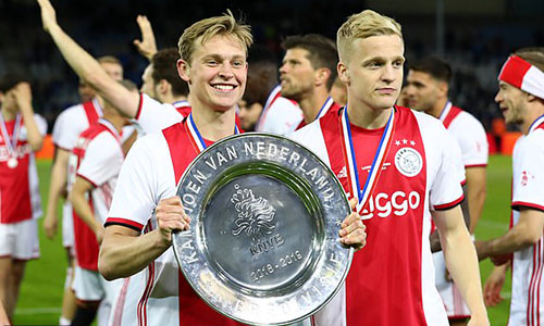 De Jong (trái) mừng danh hiệu cuối cùng giành được cùng Ajax, trước khi chuyển sang Barca hè 2019. Ảnh: Reuters.