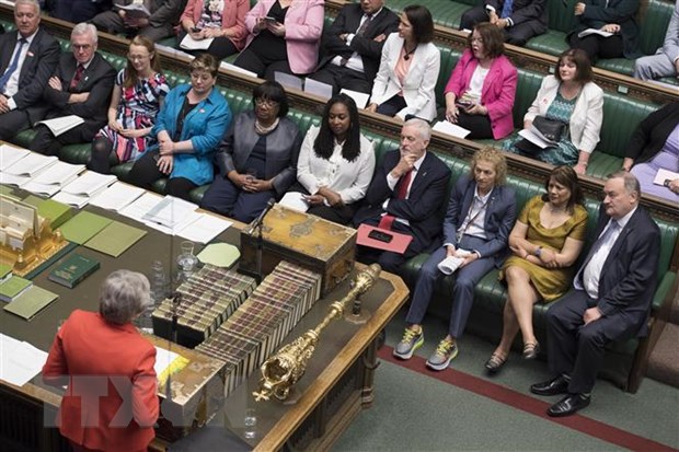 Thủ tướng Anh Theresa May (trái) trong phiên chất vấn tại Hạ viện ở London ngày 15/5/2019. (Ảnh: THX/TTXVN)