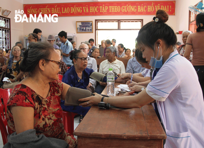 Hội viên CLB Cán bộ trẻ công tác tại Bệnh viện Đà Nẵng khám bệnh miễn phí cho người dân tại phường Hòa Hiệp Bắc (quận Liên Chiểu). 			      Ảnh: LAM PHƯƠNG