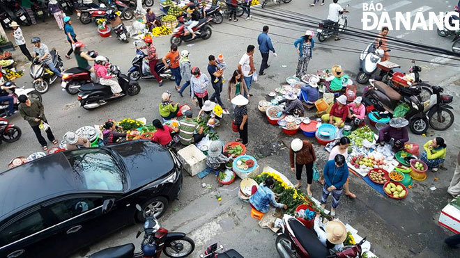 Tình trạng lấn chiếm lòng đường làm nơi họp chợ diễn ra tại đường Lê Tấn Trung, phường Thọ Quang, quận Sơn Trà.