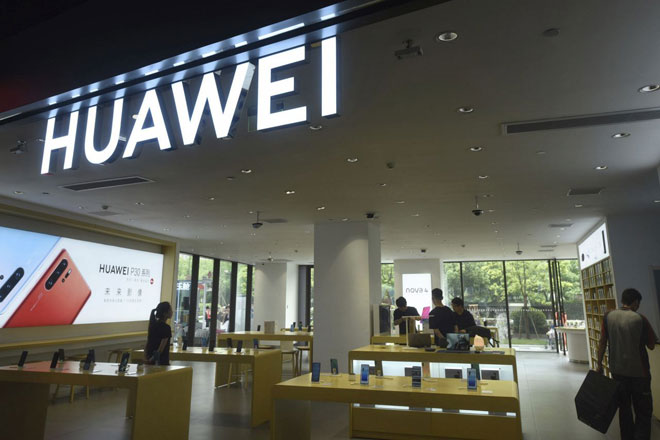 Cửa hàng bán lẻ điện thoại di động của Huawei tại thành phố Hàng Châu, tỉnh Chiết Giang, Trung Quốc. 	 Ảnh: AP