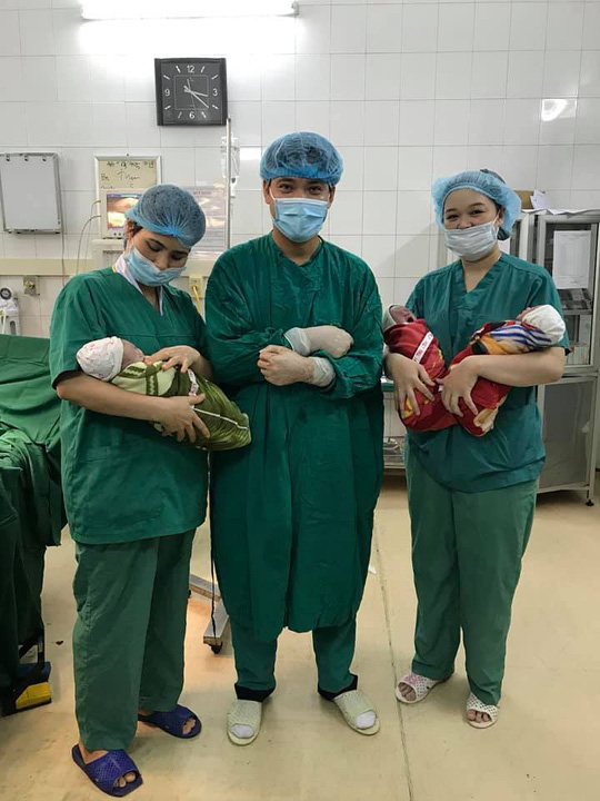Các y bác sĩ chia sẻ hạnh phúc khi đón 3 bé sơ sinh thành công