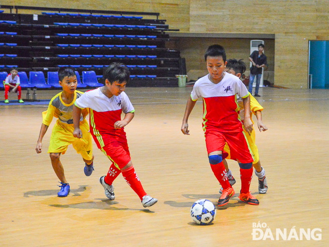 An exciting match between Phu Dong and Tran Cao Van primary schools on the opening day of the tournament