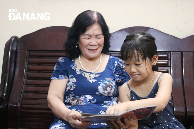 Ở tuổi 73, cựu TNXP Trần Thị Thanh Hương có cuộc sống bình yên, vui vầy bên con cháu. Ảnh: T.Y