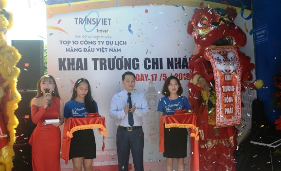 Giám đốc Công ty Du lịch TransViet cắt băng khai trương chi nhánh mới tại Đà Nẵng.