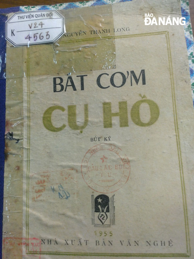 Tập bút ký Bát cơm Cụ Hồ  của Nguyễn Thành Long, NXB Văn nghệ, 1955.