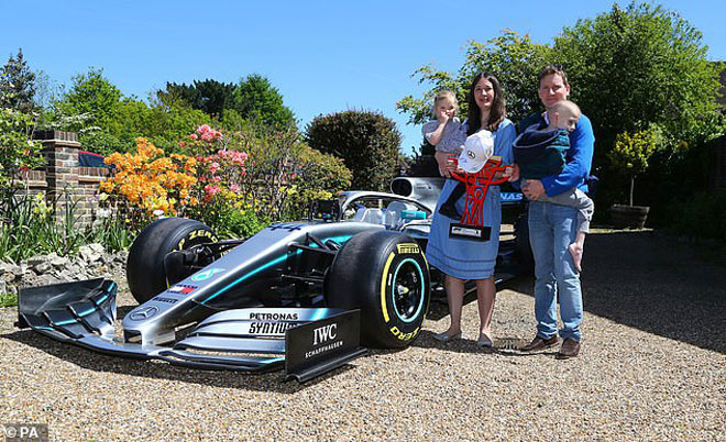 Gia đình Harry Shaw bên món quà của Lewis Hamilton.