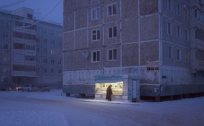 Người phụ nữ ở cửa hàng phố Yakutsk.  Ảnh của Alex Vasyliev