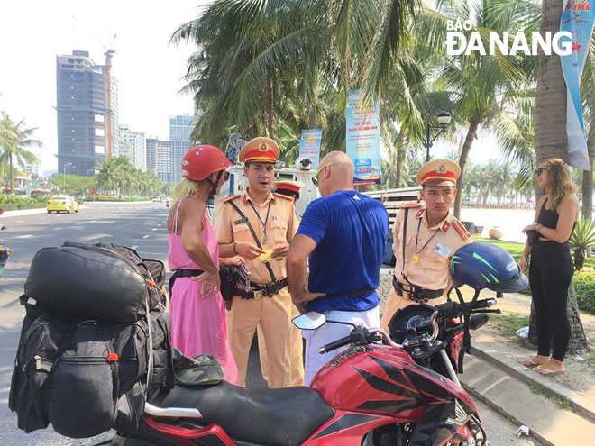 Các chiến sĩ Cảnh sát giao thông thành phố Đà Nẵng thân thiện và gần gũi khi làm nhiệm vụ. Ảnh: MXH