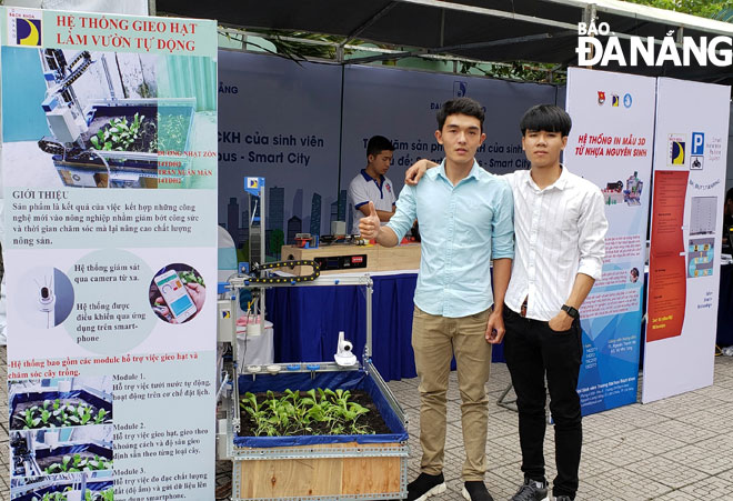 Dương Nhật Zôn (bên phải) và Trần Xuân Mẫn cùng sản phẩm “Hệ thống gieo hạt và làm vườn tự động” tại Festival Khoa học công nghệ trong sinh viên Đại học Đà Nẵng 2019.  (Ảnh: Nhóm sinh viên  cung cấp)
