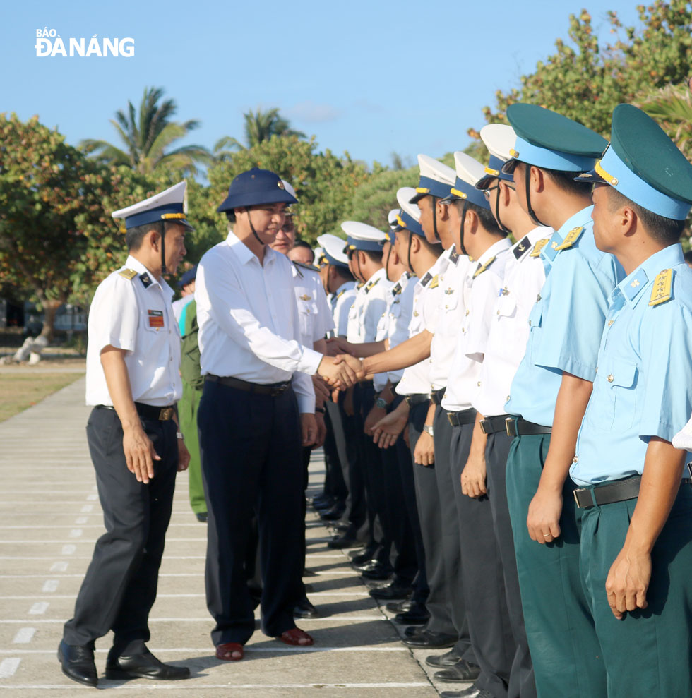 Vice Chairman Mien shaking hands with naval soldiers