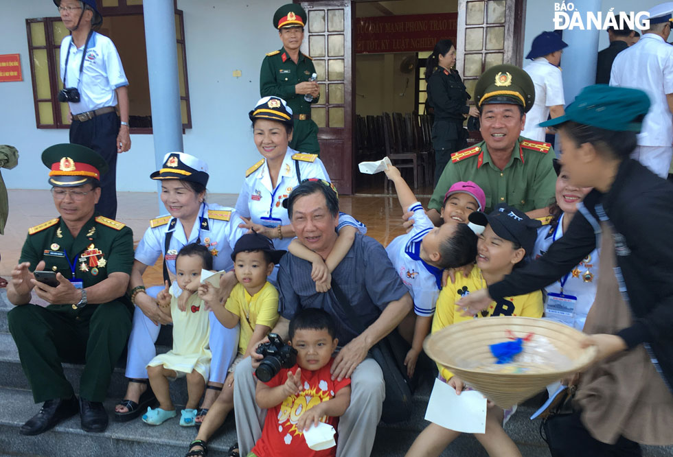 The mainland guests and some children in the archipelago