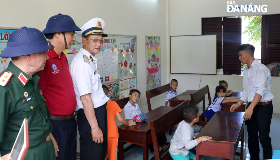 The guests visiting a classroom on the Song Tu Tay Island