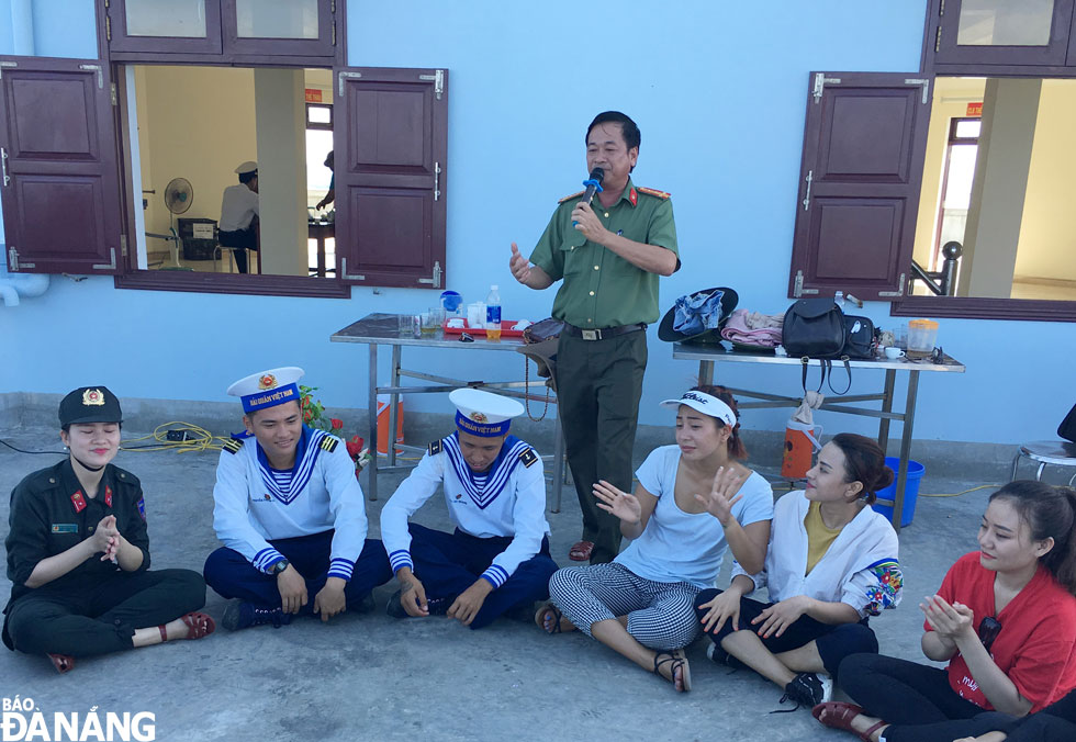 The visitors taking part in musical exchange activities with naval soldiers