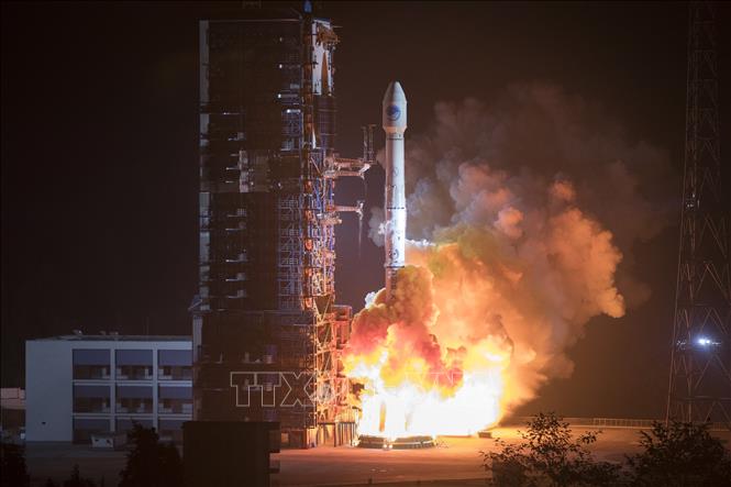 Tên lửa đẩy Trường Chinh 3B mang theo 2 vệ tinh định vị Bắc Đẩu rời bệ phóng tại Trung tâm phóng vệ tinh Tây Xương, tỉnh Tứ Xuyên, Trung Quốc ngày 19/11/2018. Ảnh: THX/TTXVN