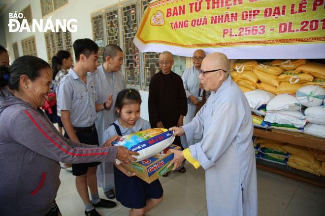 Từ thiện xã hội là hoạt động thiết thực nổi bật của GHPGVN thành phố, đóng góp vào công tác an sinh xã hội.  TRONG ẢNH: Ban Từ thiện-Xã hội của GHPGVN thành phố tặng quà hộ nghèo nhân dịp Phật đản 2019 - Phật lịch 2563.
