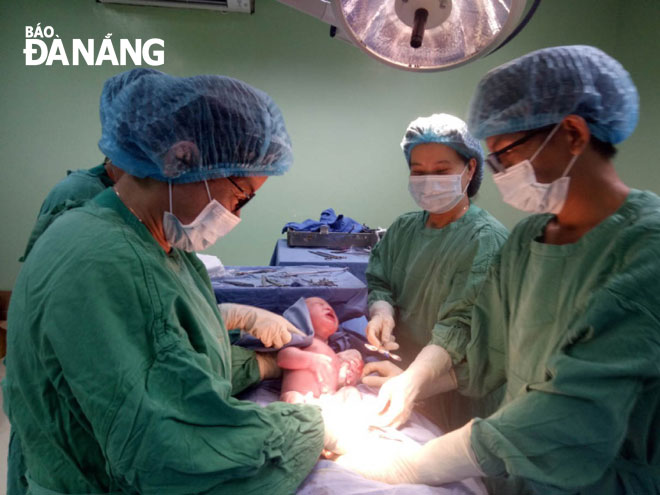 Đội ngũ y, bác sĩ tận tâm, chuyên môn giỏi đã tạo nên “thương hiệu” của Bệnh viện Phụ nữ. TRONG ẢNH: Một ca mổ lấy thai tại Bệnh viện Phụ nữ. 						     Ảnh: NGÂN HOA
