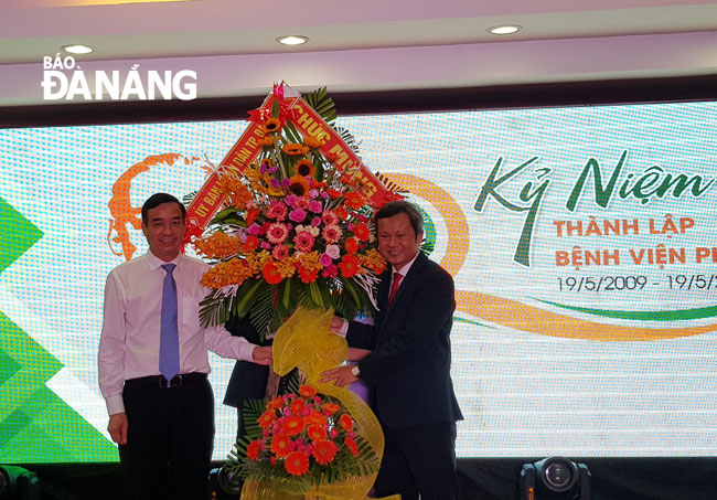 Phó Chủ tịch UBND thành phố Lê Trung Chinh tặng hoa chúc mừng Bệnh viện Phụ nữ