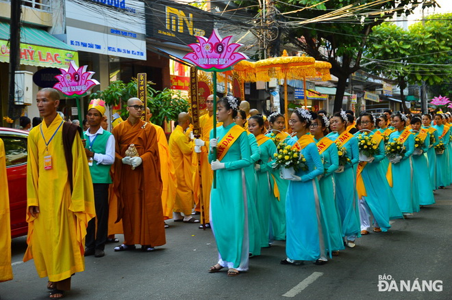 Tà áo dài truyền thống xuất hiện nền nã trong lễ rước.