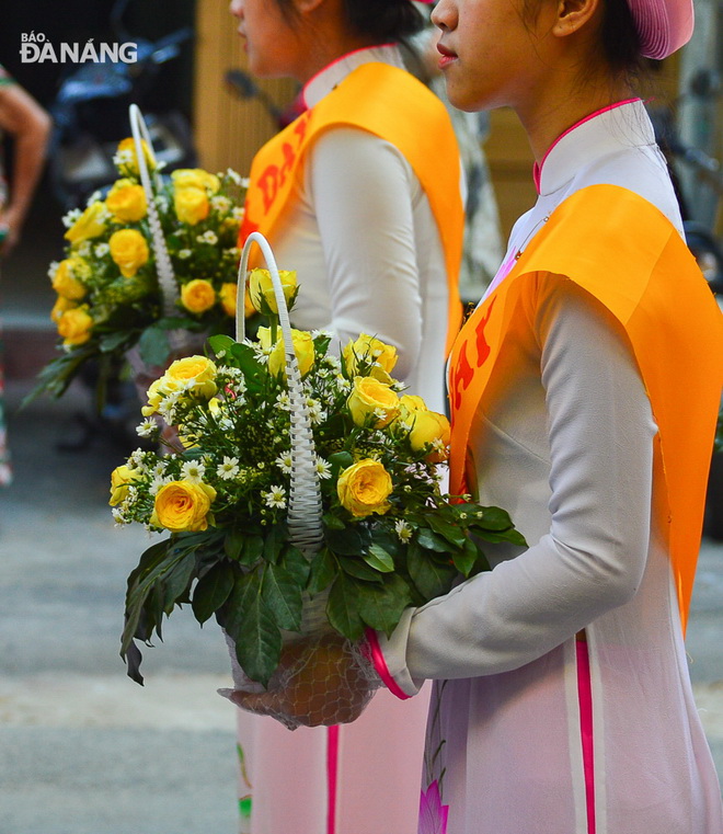 Những lẵng hoa được dâng lên đức Phật với lòng thành kính.