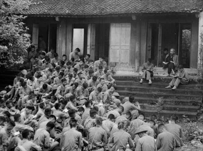 Ngày 19-9-1954, tại sân Đền Giếng trong Khu di tích Đền Hùng (Phú Thọ), trước khi về tiếp quản Thủ đô, cán bộ, chiến sĩ Đại đoàn Quân tiên phong - Sư đoàn 308 - được nghe Chủ tịch Hồ Chí Minh nói chuyện thân mật. Người căn dặn: 