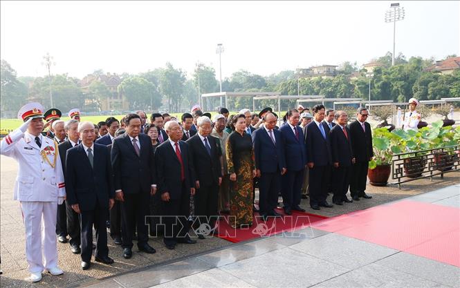 Đoàn đại biểu Lãnh đạo, nguyên Lãnh đạo Đảng, Nhà nước và MTTQ đến đặt vòng hoa và vào Lăng viếng Chủ tịch Hồ Chí Minh. Ảnh: Dương Giang/TTXVN
