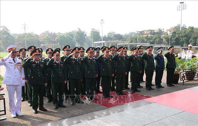 Đoàn đại biểu Quân ủy Trung ương và Bộ Quốc phòng đặt vòng hoa và vào Lăng viếng Chủ tịch Hồ Chí Minh. Ảnh: Dương Giang/TTXVN