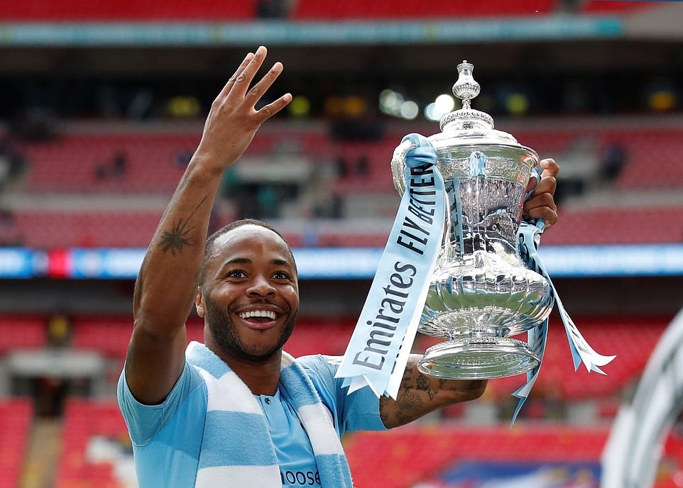 Ghi được 3 bàn thắng trong trận này, Sterling mỉm cười mãn nguyện khi nâng cúp trên sân Wembley. Ảnh: Reuters
