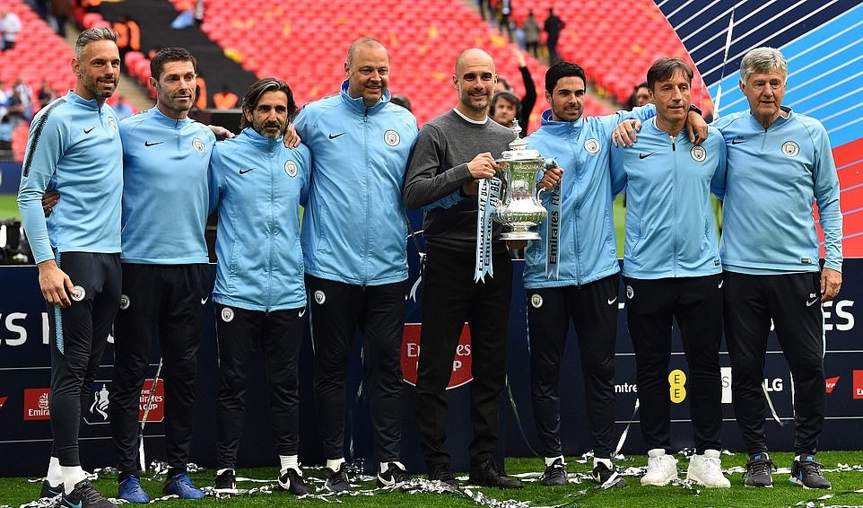 Pep Guardiola cùng ban huấn luyện chụp ảnh cùng chiếc cúp FA kết thúc một mùa giải đầy thành công của Manchester City. Ảnh: AFP