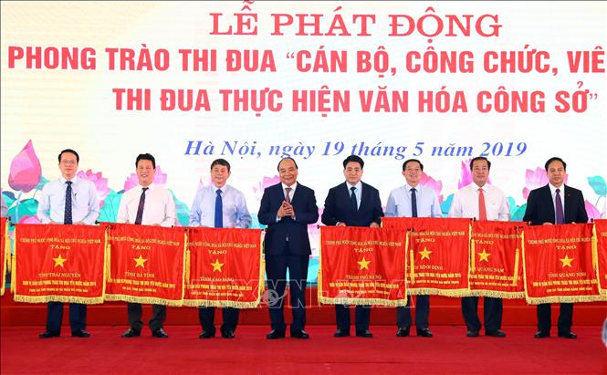 Thủ tướng Nguyễn Xuân Phúc trao cờ thi đua của Chính phủ cho các đơn vị. Ảnh: Thống Nhất/TTXVN