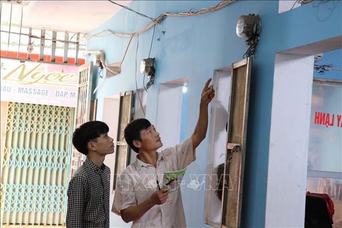 Chủ nhà trọ chốt số điện phòng trọ công nhân lao động tại Khu công nghiệp Yên Phong, tỉnh Bắc Ninh. Ảnh: Thanh Thương/TTXVN