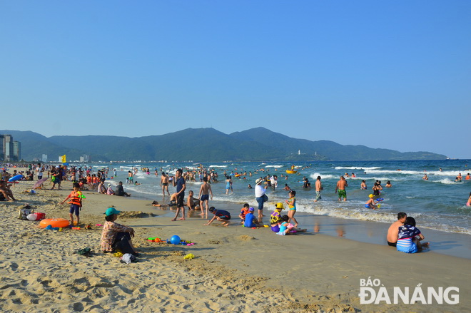 Nhiều người dân và du khách tập trung về các bãi biển.