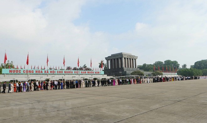 A long line people waiting to pay tribute to late President Ho Chi Minh at his mausoleum (Illustrative photo - Source: VNA)