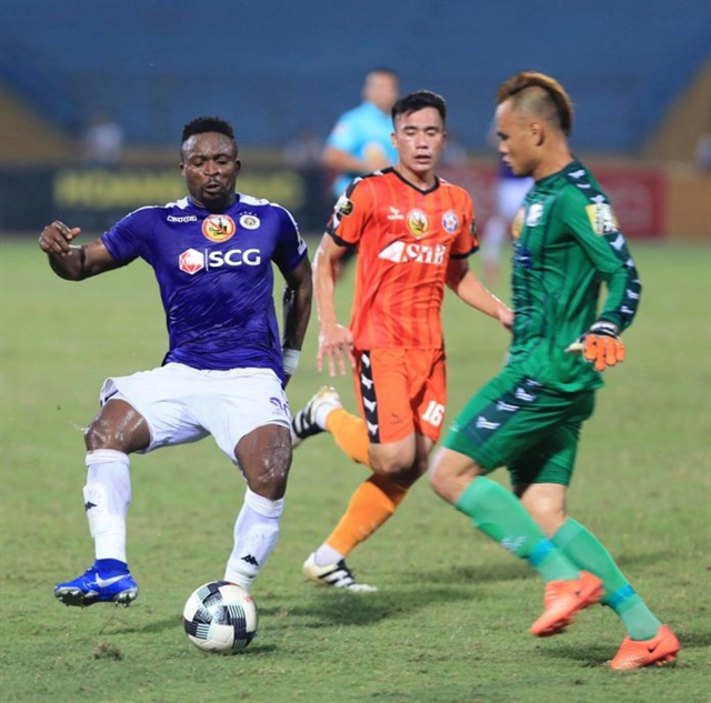 Ha Noi's striker Ganiyu Bolayi Oseni (left) scores a double in his team 3-2 win over Da Nang in the V.League on May 19. — Photo courtesy VPF