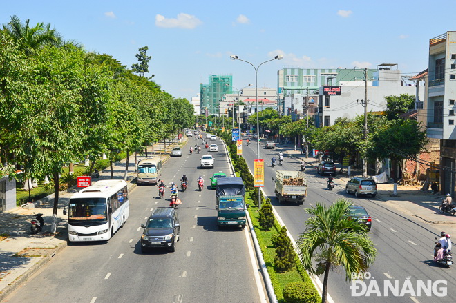 According to the Mid-Central Region Centre for Hydro-meteorological Forecasting, Da Nang and elsewhere in the mid-central region are experiencing an intense heatwave due to the influence of the developing southern low pressure trough associated with a strong foehn wind in the southwest region.