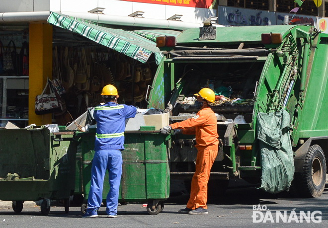 Male sanitation workers working under the hot weather
