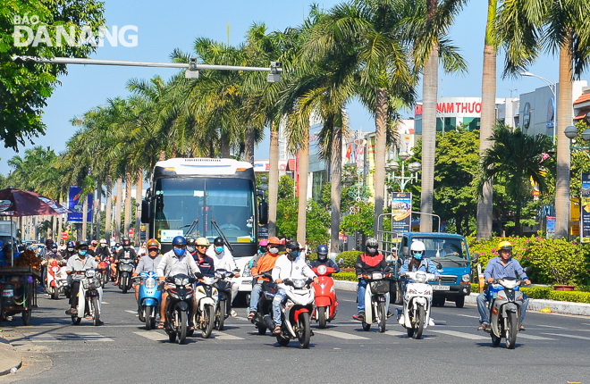 The Mid-Central Region Centre for Hydro-meteorological Forecasting warned the sun's ultraviolet (UV) index is predicted to be between 4 and 9 in Da Nang and Ho Chi Minh City today (20 May), thereby causing negative effects on the human body as people are exposed to high temperatures for a long time.